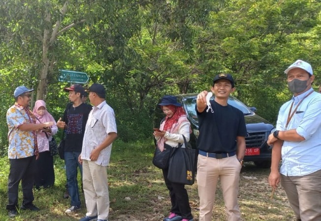 EVALUASI: Tim dari Bappenas Regional Jatim meninjau lokasi pembangunan Pelabuhan Gelon di Desa Kembang, Kecamatan Pacitan, Minggu (11/12). (INSERT: BAPPEDA FOR RADAR PACITAN)