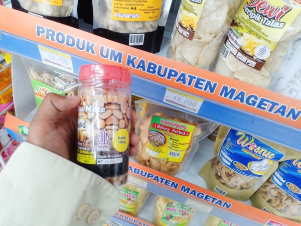 SERTIFIKASI: Sertifikat halal dipajang di produk-produk UMKM yang lulus sertifikasi halal. (APRILITA SARI/JAWA POS RADAR MAGETAN)