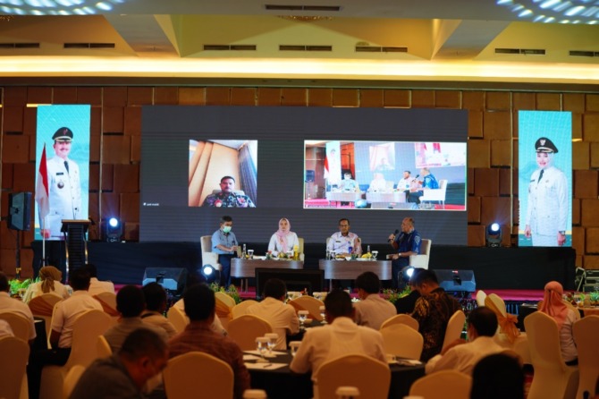 SINERGITAS: Wali Kota Madiun Maidi memimpin Rakor Corporate Social Responsibility 2022 di Hotel Aston, Rabu (14/12). (DISKOMINFO UNTUK JAWA POS RADAR MADIUN)