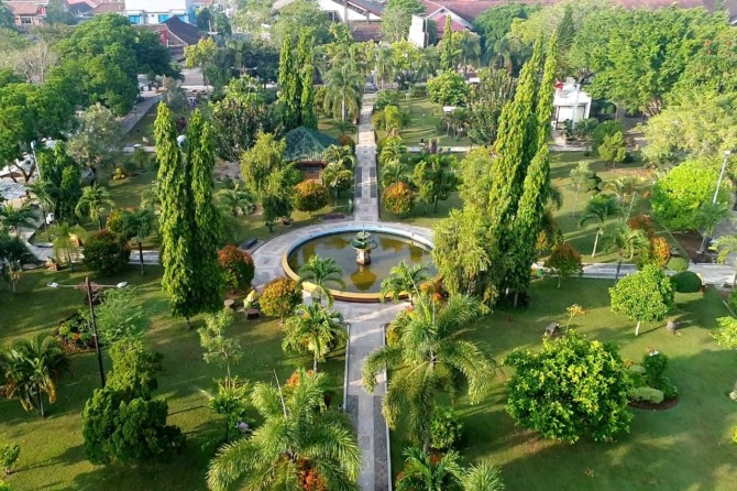 PUSAT KEGIATAN: Kawasan Alun-Alun Pacitan bakal steril dari kendaraan bermotor saat perayaan malam tahun baru nanti (31/12). (SUGENG DWI N./JAWA POS RADAR PACITAN)