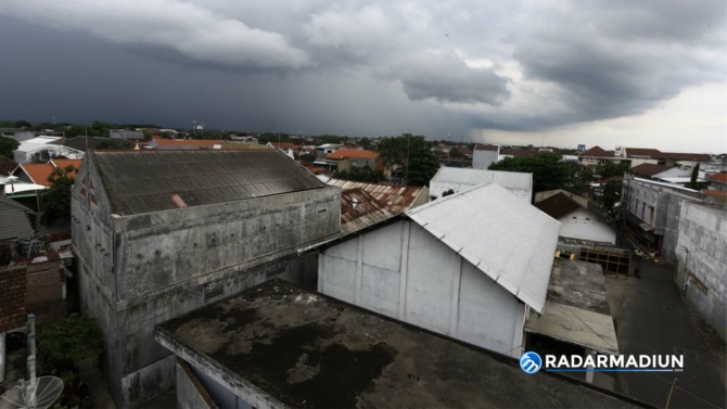 RAWAN BENCANA: Awan gelap menyelimuti langit Madiun. (BAGAS BIMANTARA/RADAR MADIUN)