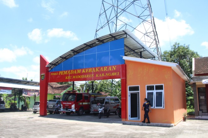 SIAGA: Satu armada mobil damkar disiagakan di pos bantu Kecamatan Widodaren untuk menjangkau kejadian kebakaran wilayah barat Ngawi. (ASEP SYAEFUL BACHRI/JAWA POS RADAR NGAWI)