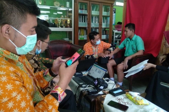 PEREKAMAN: Petugas dispendukcapil merekam data e-KTP siswa salah satu SLB di Kota Madiun, Jumat (23/12). (RAHMA DWI LESTARI/JAWA POS RADAR MADIUN)