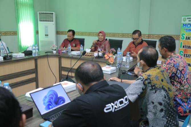 PAPARAN: Dinas Pendidikan Kota Madiun mengundang enam vendor atau rekanan penyedia laptop tahun depan, Jumat (9/12). (BAGAS BIMANTARA/JAWA POS RADAR MADIUN)