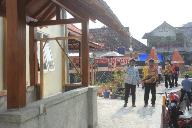 BELUM PUAS: Wali Kota Madiun Maidi saat monitoring dan evaluasi sejumlah proyek pekerjaan fisik di Kota Pendekar, Minggu (4/12). (BAGAS BIMANTARA/JAWA POS RADAR MADIUN)