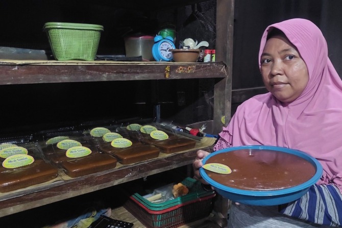 TRADISIONAL: Endang Lestari menunjukkan jenang hasil olahannya. (DIAN RAHAYU/JAWA POS RADAR MADIUN)