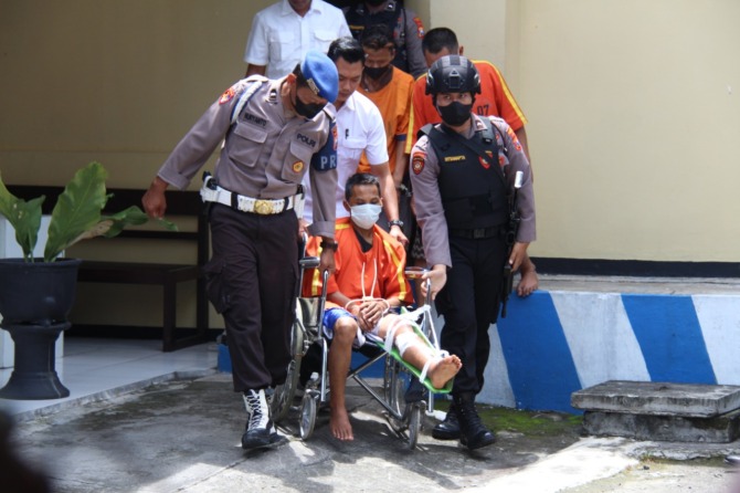DIHADIAHI TIMAH PANAS: Mahfud duduk tertunduk di kursi roda dalam rilis pers kemarin.  (ASEP SYAEFUL BACHRI/JAWA POS RADAR NGAWI)