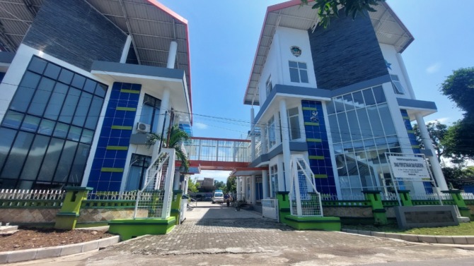 RAMPUNG: Pemandangan gedung baru Perpustakaan Daerah Kabupaten Madiun yang sudah selesai dan siap digunakan tahun depan. (DIAN RAHAYU/JAWA POS RADAR MADIUN)