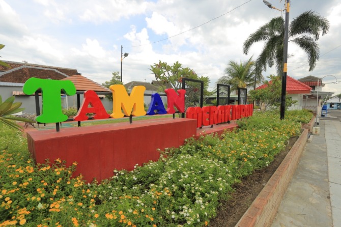 SEJUK: Taman Merak Indah biasa disambangi masyarakat untuk melepas penat. (BAGAS BIMANTARA/JAWA POS RADAR MADIUN)