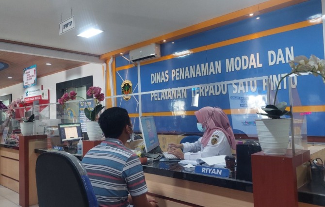 PRIMA: Pelayanan DPMPTPSP di Mal Pelayanan Publik Kabupaten Madiun. (DIAN RAHAYU/JAWA POS RADAR MADIUN)