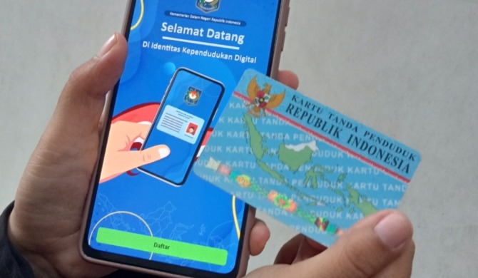 DIGITAL: IKD merupakan aplikasi yang memiliki fungsi sama seperti e-KTP namun berbentuk digital. (DIAN RAHAYU/JAWA POS RADAR MADIUN)