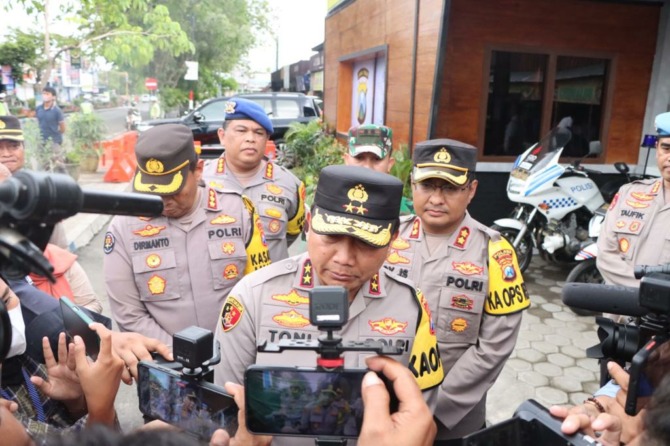 KASUS MENONJOL: Polda Jatim turut menyelidiki insiden temperan KA Sancaka Tambahan dengan mobil Kuda, Jumat (23/12) lalu. (ASEP SYAEFUL BACHRI/JAWA POS RADAR NGAWI)