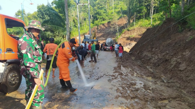 JALUR NGEBEL-DOLOPO: Material longsor yang memutus akses ruas jalan masuk Desa Ngrogung, Ngebel tuntas dievakuasi. (BPBD FOR JAWA POS RADAR PONOROGO)