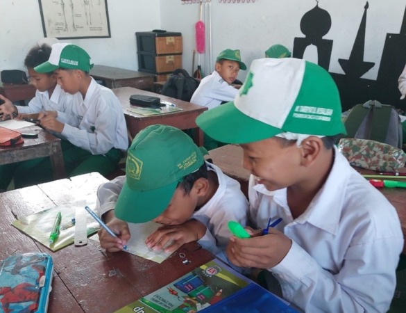 MINIM GURU:  Sejumlah siswa salah satu MI sedang belajar di kelas. Formasi CPPPK Kemenag Jawa Timur tahun ini sebanyak 4.757. (DOK/JAWA POS RADAR CARUBAN)