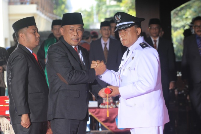 SUMPAH JABATAN: Kang Giri melantik 23 kades di Pendapa Pemkab Ponorogo, kemarin (21/12). (AJI PUTRA/JAWA POS RADAR PONOROGO)
