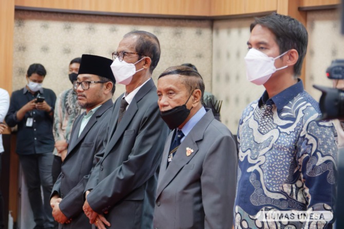 DAPAT KEPERCAYAAN: Bupati Magetan Suprawoto (dua dari kiri) saat diangkat sebagai anggota Dewan Kehormatan Unesa Periode 2022-2027, Selasa (20/12). (PROKOPIM FOR JAWA POS RADAR MAGETAN)