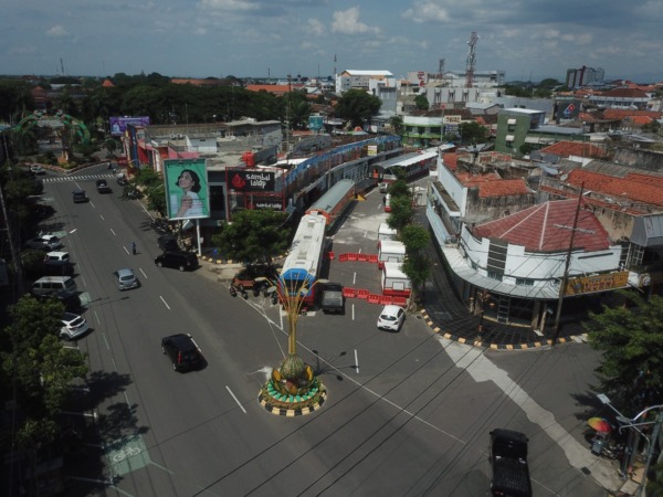 SIAP DIRESMIKAN: Penataan kawasan wisata kuliner KA di Jalan Bogowonto nyaris rampung, Kamis (1/12). (TEGAR RUKMANA/JAWA POS RADAR MADIUN)