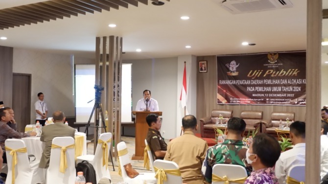 TAMPUNG MASUKAN: KPU Kota Madiun menggelar uji publik rancangan dapil dan alokasi kursi Pileg 2024, Senin (12/12). (ANGGIYAN BAYU/JAWA POS RADAR MADIUN)