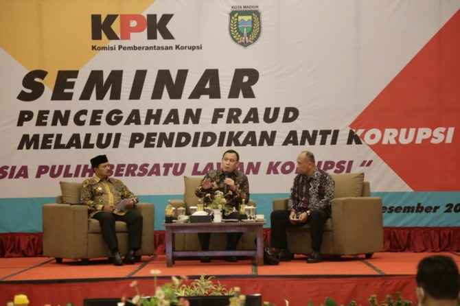 ANTIRASUAH: Ketua KPK Firli Bahuri dan Wali Kota Madiun Maidi dalam seminar Hari Antikorupsi Sedunia (Hakordia) di Sun Hotel kemarin (2/12). (BAGAS BIMANTGARA/JAWA POS RADAR MADIUN)