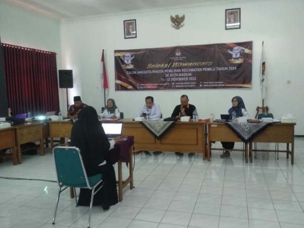 SELEKSI: Calon PPK Pemilu 2024 mengikuti tes wawancara dengan komisoner KPU Kota Madiun, Senin (12/12). (RAHMA DWI LESTARI/JAWA POS RADAR MADIUN)