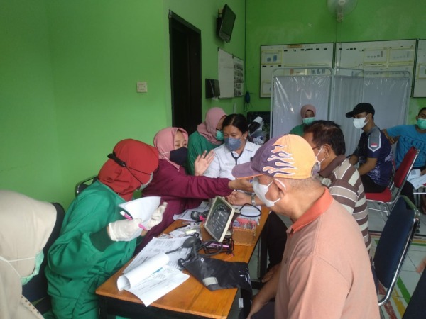 PERLINDUNGAN: Sejumlah warga lansia menjalani vaksinasi booster kedua di Puskesmas Banjarejo, Kamis (8/12). (RAHMA DWI LESTARI/JAWA POS RADAR MADIUN)
