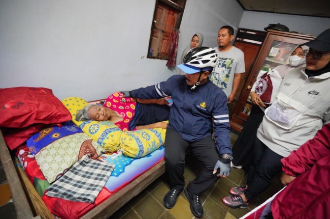 BERI PERHATIAN: Wali Kota Madiun Maidi menyambangi salah seorang lansia ngebrok Jumat lalu (23/12). (BAGAS BIMANTARA/JAWA POS RADAR MADIUN)