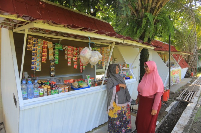 SENTRA KULINER: Lapak Sedayu di Kelurahan Winongo menjadi favorit warga dalam berburu aneka sajian makanan dan minuman. (BAGAS BIMANTARA/JAWA POS RADAR MADIUN)