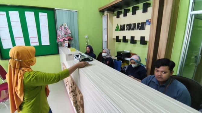 TUMBUH: Aktivitas layanan nasabah BPRS Ngawi. Dividen perusahaan itu meningkat tiga tahun terakhir. (SATRIO JATI WASKITO/JAWA POS RADAR NGAWI)