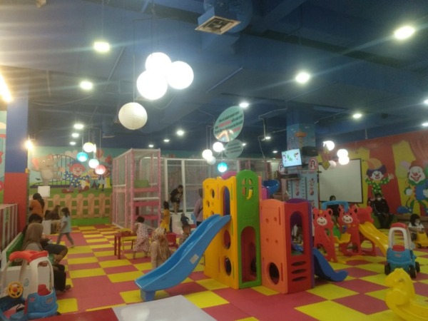 SIGNIFIKAN: Jumlah pengunjung Suncity Mall meningkat drastis selama momen Nataru. (RAHMA DWI LESTARI/JAWA POS RADAR MADIUN)