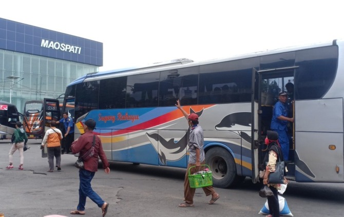 BERDATANGAN: Jumlah penumpang yang turun di Terminal Maospati belum menunjukkan tanda peningkatan. (APRILITA SARI/JAWA POS RADAR MAGETAN)