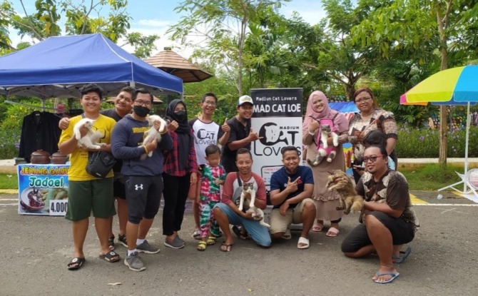KOMPAK: Sejumlah anggota Madiun Cat Lovers berfoto bersama. (ISTIMEWA)