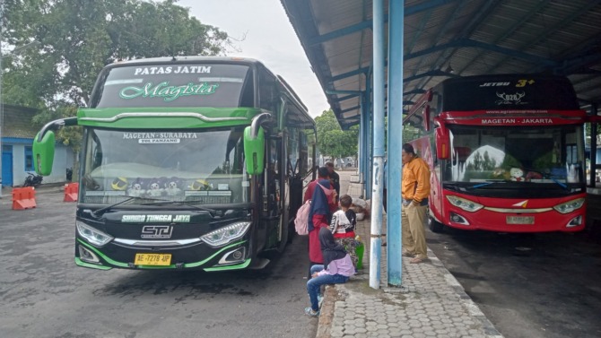 MULAI BERDATANGAN: Penumpang tiba di Terminal Magetan menumpang bus antarkota antarprovinsi (AKAP). (NUR CAHYONO/JAWA POS RADAR MAGETAN)