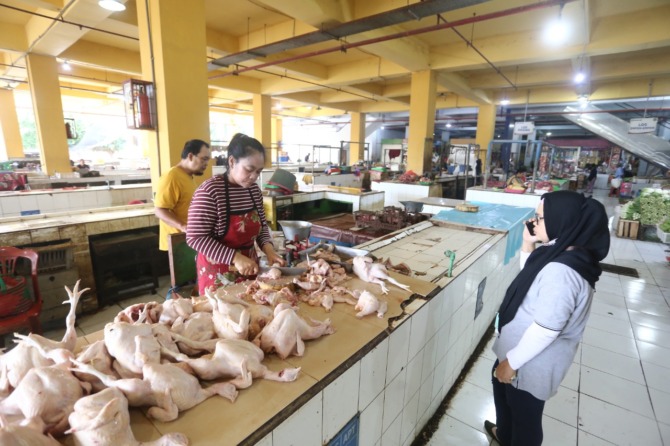 JUAL BELI: Aktivitas perniagaan di Pasar Pagotan merupakan salah satu penyebab meningkatnya inflasi di Kabupaten Madiun. (DOK RADAR MADIUN)
