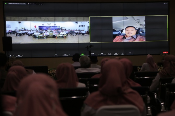 ZOOM MEETING: Wali Kota Madiun Maidi memberikan apresiasi dan arahan tentang keterbukaan infromasi dalam PPID Award di gedung GCIO kemarin (7/12). (BAGAS BIMANTARA/JAWA POS RADAR MADIUN)