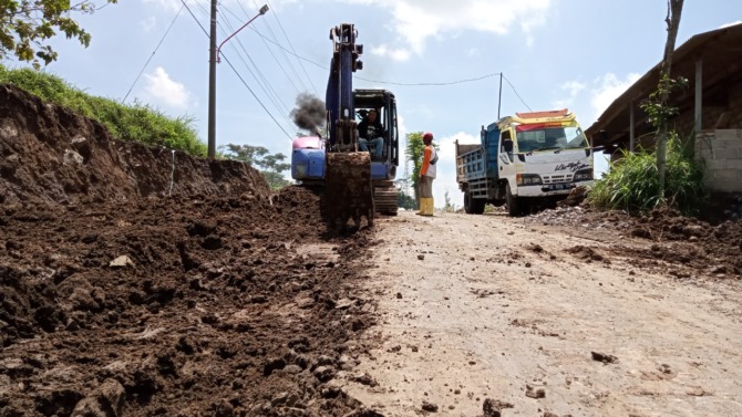 PEMBANGUNAN: Aktivitas pekerjaan fisik di Magetan tahun ini. Enam rekanan masuk daftar hitam karena berbagai kesalahan. (ILUSTRASI: NUR CAHYONO/JAWA POS RADAR MAGETAN)