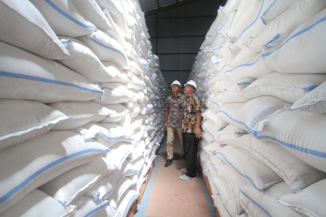 SURPLUS: Stok beras di lima gudang Kantor Cabang Ponorogo mencapai 11.100 ton. (AJI PUTRA/JAWA POS RADAR PONOROGO)