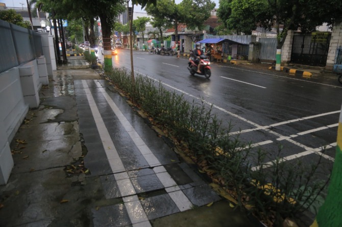 TIDAK LAYAK: Kondisi trotoar di Jalan dr Soetomo, Selasa (13/12). Tahun depan akan dibangun seperti trotoar pedestrian di sejumlah lokasi lain. (BAGAS BIMANTARA/JAWA POS RADAR MADIUN)