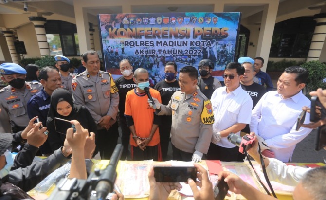 BERENCANA: Ismail Songge, tersangka pembunuhan di Jalan Nitikusumo, digelandang polisi di Mapolres Madiun Kota kemarin (28/12). (BAGAS BIMANTARA/JAWA POS RADAR MADIUN)
