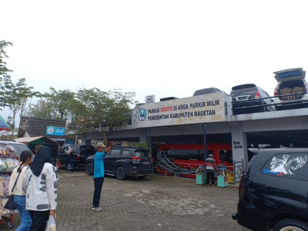 KANTONG PARKIR: Suasana area parkir gratis di Telaga Sarangan saat momen Nataru beberapa waktu lalu. (Dokumen/JAWA POS RADAR MAGETAN)