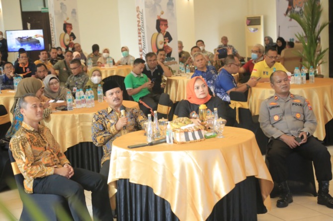 DIMATANGKAN: Wali Kota Maidi saat memimpin rapat koordinasi persiapan kejurnas drumband di lobi Stadion Wilis Madiun kemarin. (BAGAS BIMANTARA/JAWA POS RADAR MADIUN)