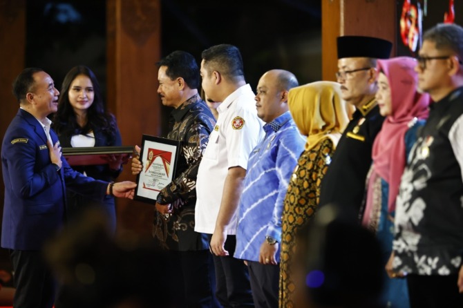AKMY AWARDS: Wali Kota Madiun Maidi menerima penghargaan Satyalancana Dharma Aditya Karya Mahatva Yodha di Solo, Rabu (30/11). (ISTIMEWA)