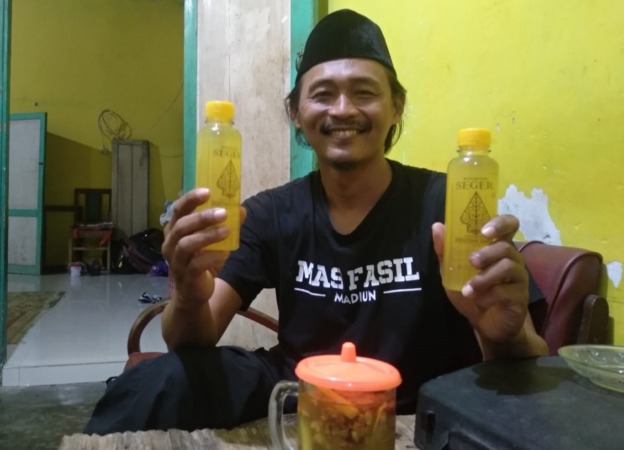 TRADISIONAL: Muhammad Zaenuri menunjukkan beberapa kemasan wedang herbal hasil olahannya. (RAHMA DWI LESTARI/JAWA POS RADAR MADIUN)