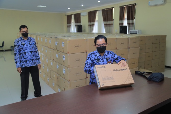 GAGAL: Pengadaan laptop untuk siswa tahun anggaran 2021 sejatinya telah dikirim awal 2022 lalu. Namun karena tidak sesuai spesifikasi, Pemkot Madiun terpaksa membatalkan kontrak. (ILUSTRASI/BAGAS BIMANTARA/JAWA POS RADAR MADIUN)