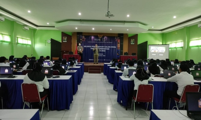 SEBELUM UJIAN: Kepala BKPSDM Ngawi Idham Karima memberikan arahan para peserta CPPPK formasi nakes yang ikut CAT di Ponorogo. (BKPSDM UNTUK JAWA POS RADAR NGAWI) 