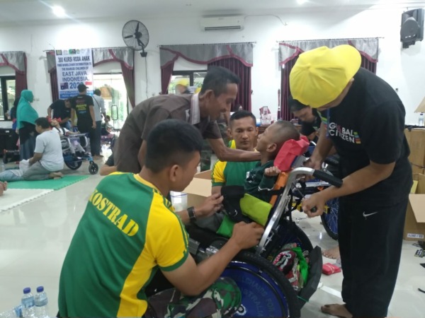 KEPEDULIAN SOSIAL: Pembagian kursi roda gratis di kantor Bakorwil I Kota Madiun, Senin (11/12). (RAHMA DWI LESTARI/JAWA POS RADAR MADIUN)