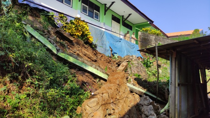 PRIORITAS DIPERBAIKI: Talut SMPN 3 Bandar ambrol usai diterjang hujan deras yang terjadi pada Oktober lalu. (DOK RADAR PACITAN)