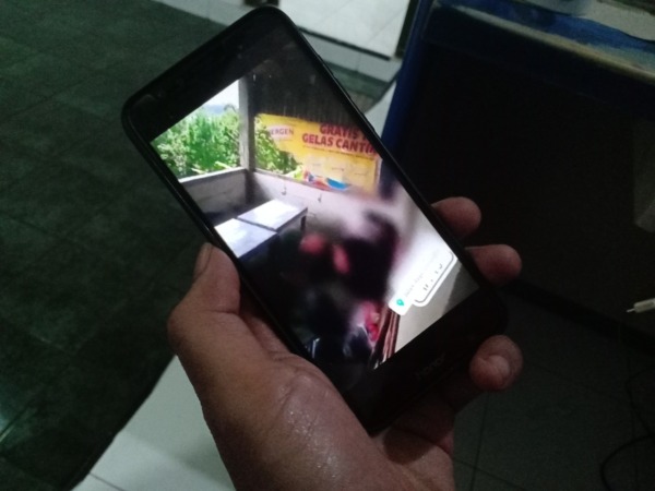 TERSEBAR: Video bermesraan di warung kosong tepi Jalan Sarangan-Cemorosewu viral di media sosial. (APRILITA SARI/ JAWA POS RADAR MAGETAN)