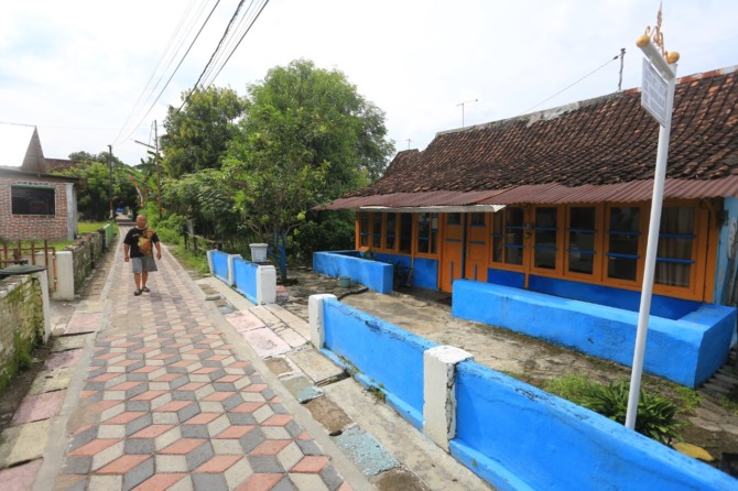 DEMI REKOR MURI: Pavingisasi dan pemasangan kansteen sepanjang puluhan ribu meter persegi di Kota Madiun bakal rampung pekan lagi.  (BAGAS BIMANTARA/JAWA POS RADAR MADIUN)