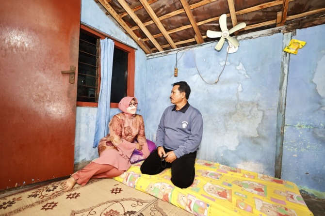 DEKAT DENGAN RAKYAT: Wali Kota Maidi bersama Ketua TP PKK Kota Madiun Yuni Setyowati Maidi saat menginap di salah satu rumah warga. (DISKOMINFO FOR JAWA POS RADAR MADIUN)