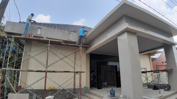 KEJAR TAYANG: Proyek Depo Arsip Ngawi yang masih minus 15 persen dari target selesai 23 Desember mendatang. (ASEP SYAEFUL BACHRI/JAWA POS RADAR NGAWI)